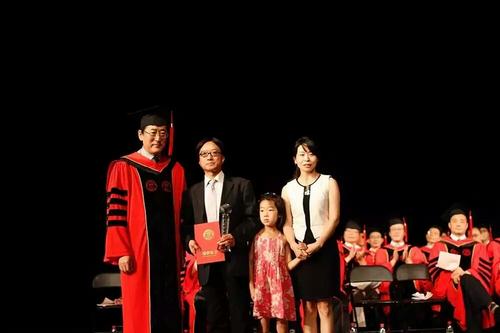 人民大学法学院院长韩大元教授向吴洪锋颁发了荣誉证书及奖杯